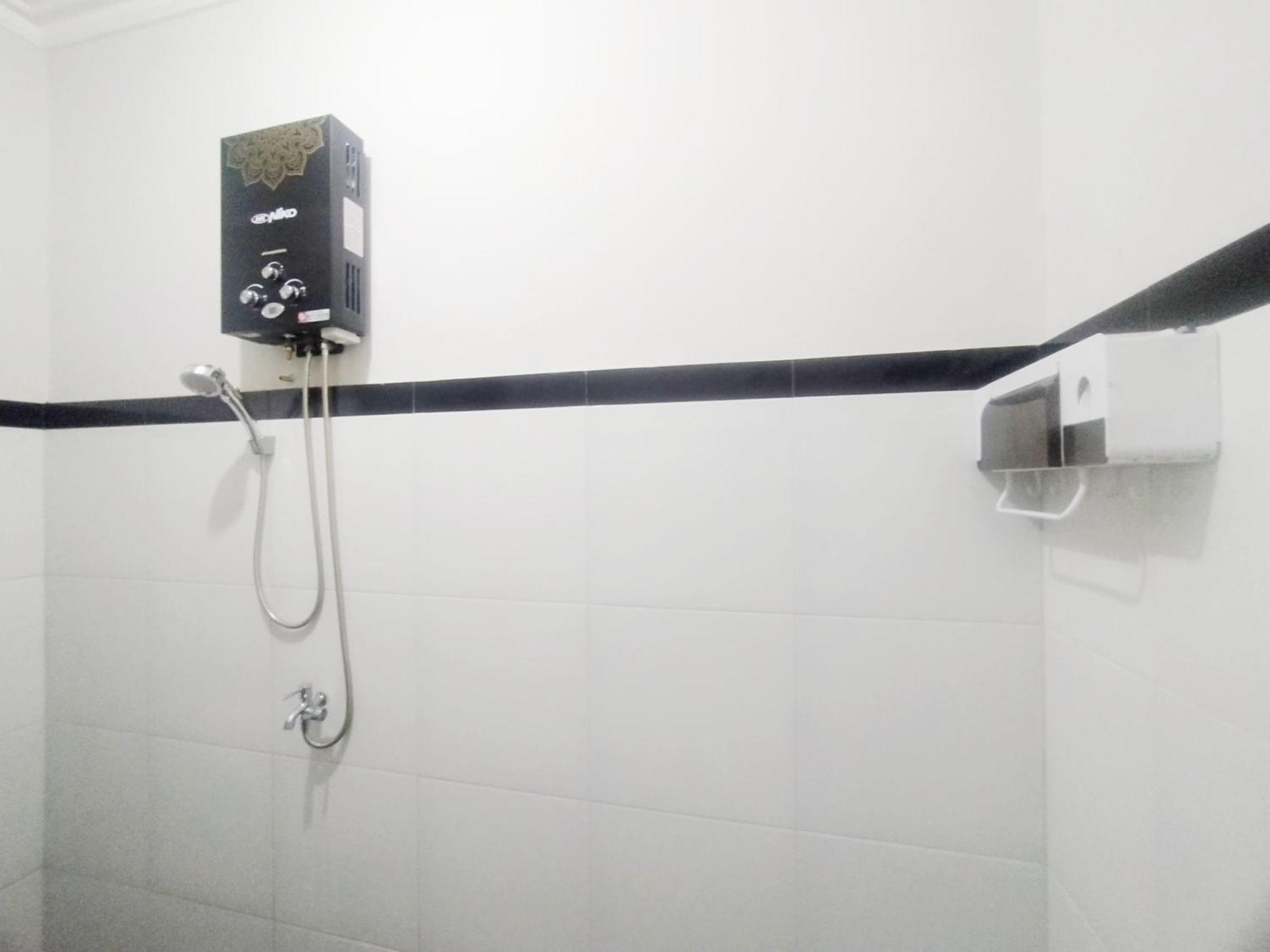 Hotel Reddoorz Syariah Near Stasiun Purwokerto Extérieur photo